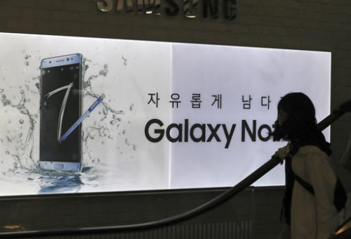 行人走过三星海报前 行人走过三星海报前