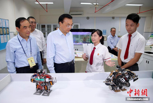 10��11�����磬����Ժ�������ǿ�ڰ����ر��������������ٴ�������ͬ�£��ڰ����Ӳ졣ͼΪ���ǿ�������ž�ƽѧУ����ȡ���Ž�����չ����㱨�� <a target='_blank' href='http://www.chinanews.com/'>������</a>���� ���� ��