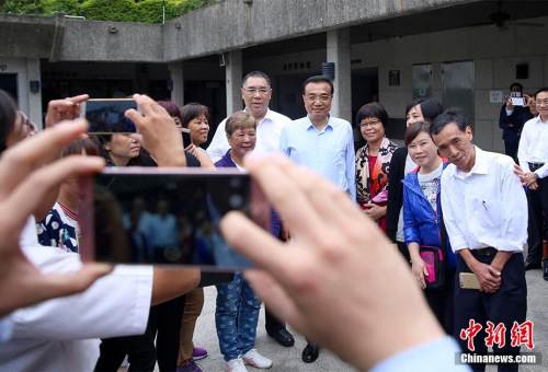 10��11�����磬����Ժ�������ǿ�ڰ����ر��������������ٴ�������ͬ�£��ڰ����Ӳ졣ͼΪ���ǿ�������Ų���ݲι۲����οͺ�Ӱ�� <a target='_blank' href='http://www.chinanews.com/'>������</a>���� ���� ��