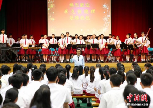 10��11�����磬����Ժ�������ǿ�ڰ����ر��������������ٴ�������ͬ�£��ڰ����Ӳ졣ͼΪ���ǿ�������ž�ƽѧУ����ȡ���Ž�����չ����㱨�� <a target='_blank' href='http://www.chinanews.com/'>������</a>���� ���� ��