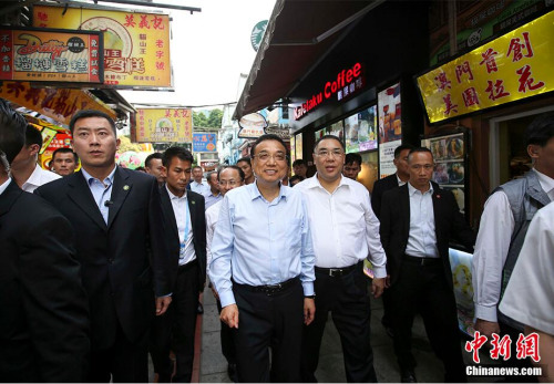 10��11�����磬����Ժ�������ǿ�ڰ����ر��������������ٴ�������ͬ�£��ڰ����Ӳ졣ͼΪ���ǿ�������Ź�Ҳ�ֿ��졣 <a target='_blank' href='http://www.chinanews.com/'>������</a>���� ���� ��