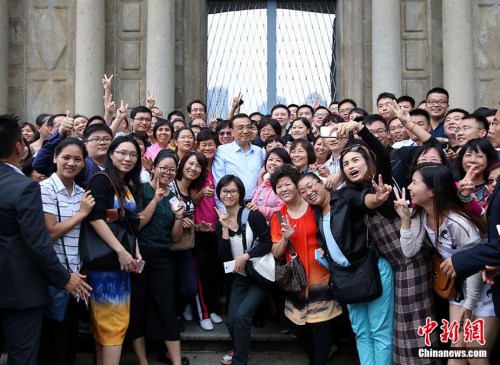 10��11�����磬����Ժ�������ǿ�ڰ����ر��������������ٴ�������ͬ�£��ڰ����Ӳ졣ͼΪ���ǿ�������Ŵ������Ʒ������οͺ��������� <a target='_blank' href='http://www.chinanews.com/'>������</a>���� ���� ��