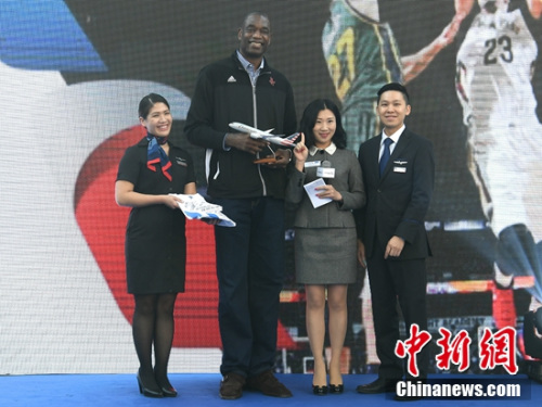 NBA球星迪肯贝•穆托姆博(DikembeMutombo)左2 NBA球星迪肯贝•穆托姆博(DikembeMutombo)左2