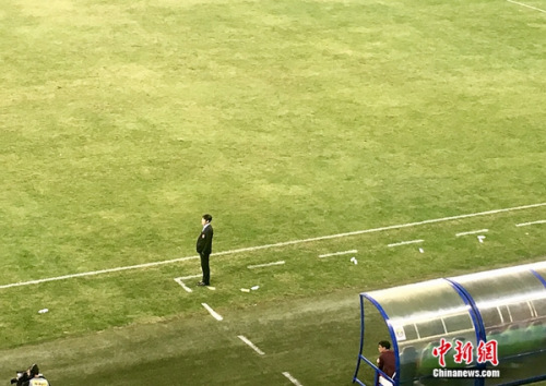 高洪波在场边一动不动。<a target='_blank' href='http://www.chinanews.com/' >中新网</a>记者王牧青摄、 高洪波在场边一动不动。<a target='_blank' href='http://www.chinanews.com/' >中新网</a>记者王牧青摄、