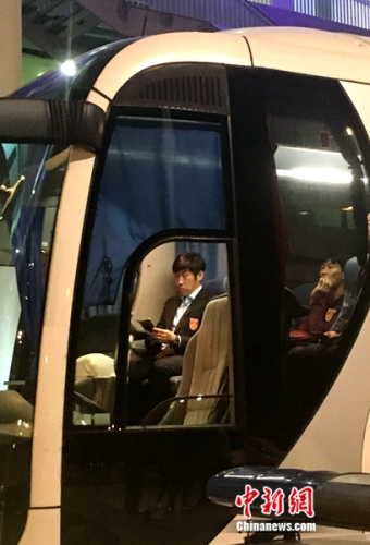 高洪波宣布辞职后登上大巴车一言不发。<a target='_blank' href='http://www.chinanews.com/' >中新网</a>记者王牧青摄。 高洪波宣布辞职后登上大巴车一言不发。<a target='_blank' href='http://www.chinanews.com/' >中新网</a>记者王牧青摄。