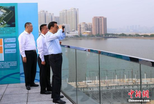 10��11�����磬����Ժ�������ǿ�ڰ����ر��������������ٴ�������ͬ�£��ڰ����Ӳ졣ͼΪ���ǿ�������Ű뵺���˽����Ĵ���ʩ����չ�ʹ��Ű��Ź������ڰ���������� <a target='_blank' href='http://www.chinanews.com/'>������</a>���� ���� ��