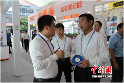 盛世方舟主管合伙人谢作强向海淀区区长于军介绍盛世方舟模式 盛世方舟主管合伙人谢作强向海淀区区长于军介绍盛世方舟模式