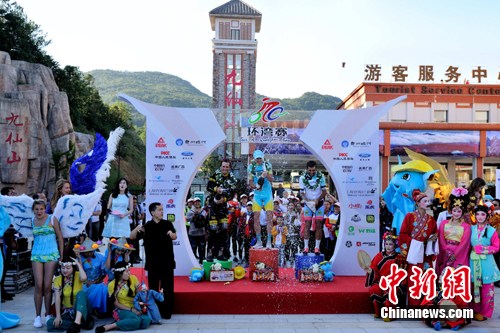 �콱̨�ϣ�2016�꺣��˿��֮·��Ȫ������ʹ�·���г�����ɫ��̬���εĹ��Ǽ�������������ף�� ��˫�� ��