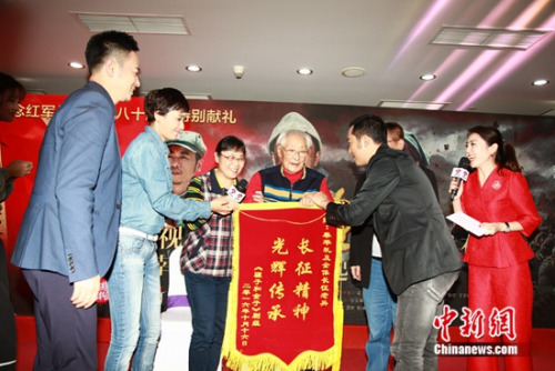 送抗战老兵锦旗 送抗战老兵锦旗