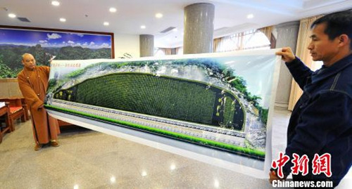 资料图:释永乐法师在中国弄拉普陀寺主持世界上最大的摩崖石刻《金刚经》雕筑的工作。图为展示摩崖图。 胡雁 摄 资料图:释永乐法师在中国弄拉普陀寺主持世界上最大的摩崖石刻《金刚经》雕筑的工作。图为展示摩崖图。 胡雁 摄