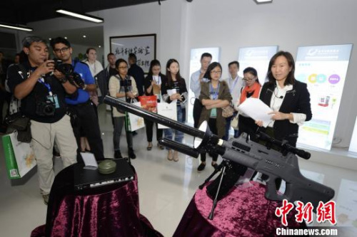 长沙北斗产业技术安全研究院的工作人员正在为外媒记者介绍便携式无人机诱骗管控电子枪。 杨华峰 摄 长沙北斗产业技术安全研究院的工作人员正在为外媒记者介绍便携式无人机诱骗管控电子枪。 杨华峰 摄