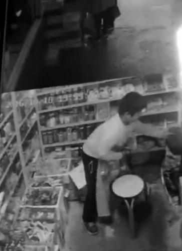 男孩偷钱包被拍下。视频截图 男孩偷钱包被拍下。视频截图