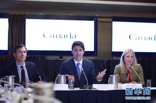 10月18日,在加拿大渥太华,加拿大总理特鲁多(中)与中国企业家俱乐部代表团对话。新华网发(崔宇摄) 10月18日,在加拿大渥太华,加拿大总理特鲁多(中)与中国企业家俱乐部代表团对话。新华网发(崔宇摄)