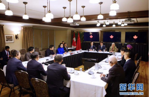 10月18日,在加拿大渥太华,加拿大总理特鲁多与中国企业家俱乐部代表团对话。新华网发(崔宇 摄) 10月18日,在加拿大渥太华,加拿大总理特鲁多与中国企业家俱乐部代表团对话。新华网发(崔宇 摄)