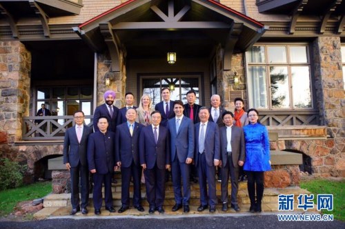 10月18日,在加拿大渥太华,加拿大总理特鲁多与中国企业家俱乐部代表团合影。新华网发(崔宇 摄) 10月18日,在加拿大渥太华,加拿大总理特鲁多与中国企业家俱乐部代表团合影。新华网发(崔宇 摄)