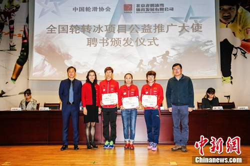 李琰、周洋、韩天宇被授予公益推广大使聘书。主办方供图。 李琰、周洋、韩天宇被授予公益推广大使聘书。主办方供图。