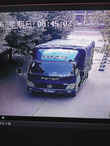 监控拍下取货的厢车,车身无物流公司标识。图/受访者供图 监控拍下取货的厢车,车身无物流公司标识。图/受访者供图
