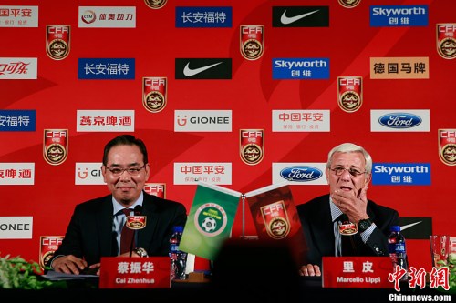 中国足协主席蔡振华(左)和里皮。<a target='_blank' href='http://www.chinanews.com/' >中新网</a>记者 金硕 摄 中国足协主席蔡振华(左)和里皮。<a target='_blank' href='http://www.chinanews.com/' >中新网</a>记者 金硕 摄