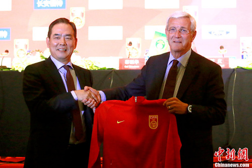 里皮(右)接过国足球衣。<a target='_blank' href='http://www.chinanews.com/' >中新网</a>记者 金硕 摄 里皮(右)接过国足球衣。<a target='_blank' href='http://www.chinanews.com/' >中新网</a>记者 金硕 摄