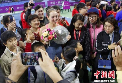 图为观众与斯托亚诺维奇合影。 朱柳融 摄 图为观众与斯托亚诺维奇合影。 朱柳融 摄