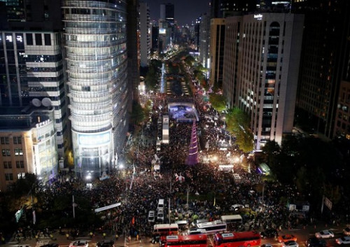 韩国民众29日参与在首尔广场举行的抗议集会,要求总统朴槿惠下台。 韩国民众29日参与在首尔广场举行的抗议集会,要求总统朴槿惠下台。