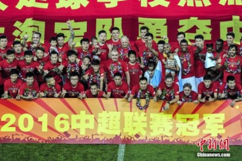 10月23日,广州恒大球员夺冠后合影留念。<a target='_blank' href='http://www.chinanews.com/'>中新社</a>记者 陈骥旻 摄 10月23日,广州恒大球员夺冠后合影留念。<a target='_blank' href='http://www.chinanews.com/'>中新社</a>记者 陈骥旻 摄