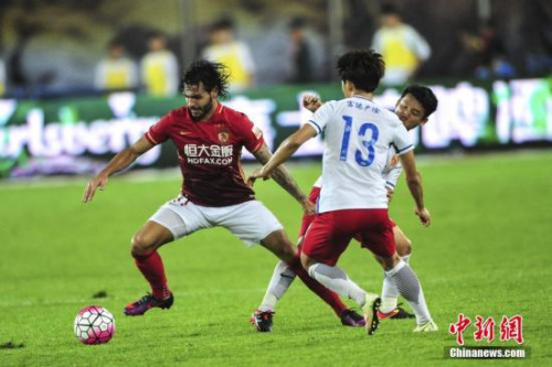 图为恒大外援高拉特在比赛中突破。 <a target='_blank' href='http://www.chinanews.com/'>中新社</a>记者 陈骥旻 摄 图为恒大外援高拉特在比赛中突破。 <a target='_blank' href='http://www.chinanews.com/'>中新社</a>记者 陈骥旻 摄