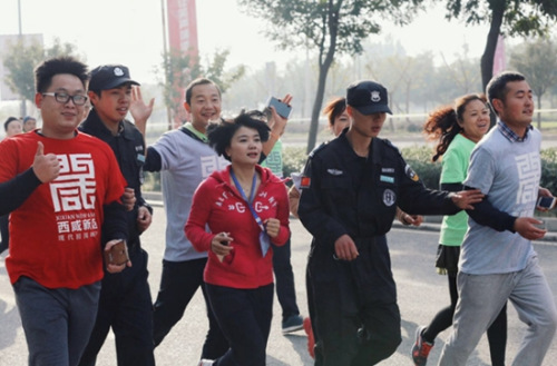 莫慧兰在活动中。主办方供图 莫慧兰在活动中。主办方供图