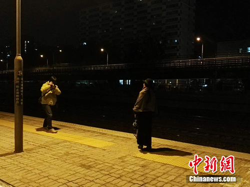 10月31日晚，有市民来到清华园站拍照留念。<a target='_blank' href='http://www.chinanews.com/' >中新网</a>记者 宋宇晟 摄
