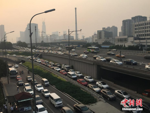 资料图。图为北京四惠出京方向车辆行驶缓慢。<a target='_blank' href='http://www.chinanews.com/' >中新网</a>记者 翟璐 摄 资料图。图为北京四惠出京方向车辆行驶缓慢。<a target='_blank' href='http://www.chinanews.com/' >中新网</a>记者 翟璐 摄