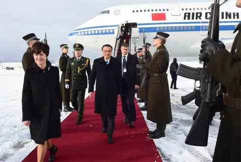 李克强总理当地时间4日上午抵达拉脱维亚首都里加,拉高级官员到机场迎接。这是中国总理首次访问拉脱维亚。 李克强总理当地时间4日上午抵达拉脱维亚首都里加,拉高级官员到机场迎接。这是中国总理首次访问拉脱维亚。