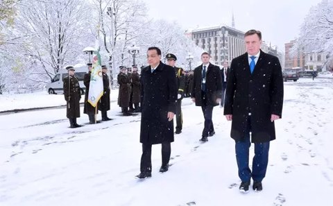 当日上午,拉脱维亚首都里加漫天飞雪,拉总理库钦斯基斯在纪念碑广场举行隆重仪式欢迎来访的李克强总理。 当日上午,拉脱维亚首都里加漫天飞雪,拉总理库钦斯基斯在纪念碑广场举行隆重仪式欢迎来访的李克强总理。