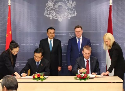 李克强总理同拉总理库钦斯基斯共同见证两国签署双边合作文件。 李克强总理同拉总理库钦斯基斯共同见证两国签署双边合作文件。