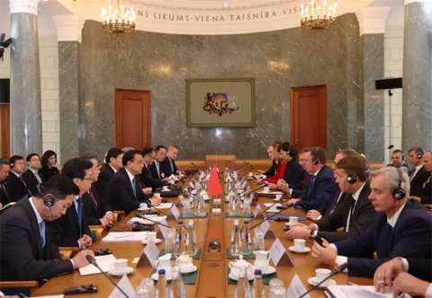 国务院总理李克强在里加总理府同拉脱维亚总理库钦斯基斯举行会谈。 国务院总理李克强在里加总理府同拉脱维亚总理库钦斯基斯举行会谈。