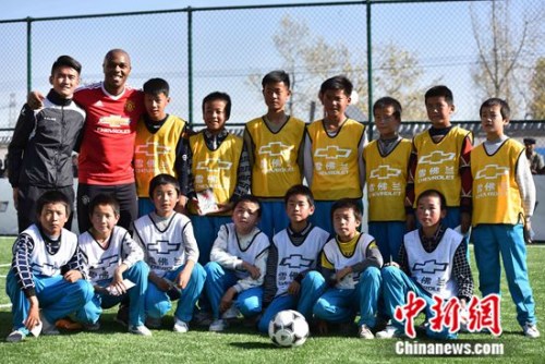 福琼与比赛的两队小朋友合影并鼓励孩子们勇敢追梦 福琼与比赛的两队小朋友合影并鼓励孩子们勇敢追梦