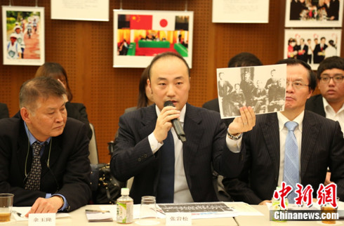 图为横滨山手中华学校校长张岩松介绍学校往事 图为横滨山手中华学校校长张岩松介绍学校往事