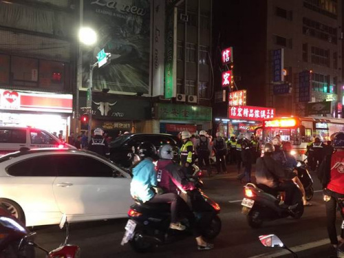 警方获报后赶抵现场制止,竟传出也有警员遭殴打、咬伤。(图:台湾《中时电子报》/谭宇哲 翻摄) 警方获报后赶抵现场制止,竟传出也有警员遭殴打、咬伤。(图:台湾《中时电子报》/谭宇哲 翻摄)