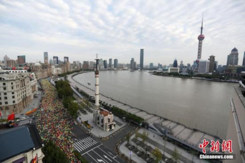 资料图:上海国际马拉松盛景。<a target='_blank' href='http://www.chinanews.com/'>中新社</a>记者 张亨伟 摄 资料图:上海国际马拉松盛景。<a target='_blank' href='http://www.chinanews.com/'>中新社</a>记者 张亨伟 摄