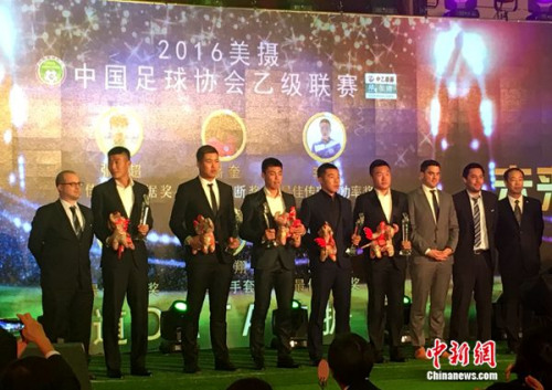 捧走单项技术统计奖项的中乙球员,<a target='_blank' href='http://www.chinanews.com/' >中新网</a>记者王牧青摄 捧走单项技术统计奖项的中乙球员,<a target='_blank' href='http://www.chinanews.com/' >中新网</a>记者王牧青摄