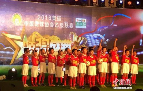 颁奖仪式结尾,身穿印有中国字样球衣的小球员高喊:少年强则国强。<a target='_blank' href='http://www.chinanews.com/' >中新网</a>记者王牧青摄 颁奖仪式结尾,身穿印有中国字样球衣的小球员高喊:少年强则国强。<a target='_blank' href='http://www.chinanews.com/' >中新网</a>记者王牧青摄