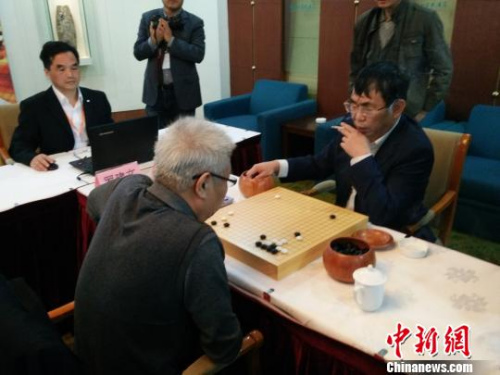 “棋圣”聂卫平正在与前中国围棋协会副主席罗建文对弈。 钟升 摄 “棋圣”聂卫平正在与前中国围棋协会副主席罗建文对弈。 钟升 摄