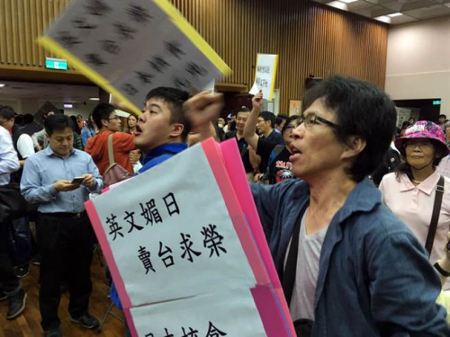 日本核灾地区食品解禁输台公听会台北市场于15日下午举行,出现民众与现场安保肢体冲突,场面一度混乱。“中央社”记者蔡怡杼摄 日本核灾地区食品解禁输台公听会台北市场于15日下午举行,出现民众与现场安保肢体冲突,场面一度混乱。“中央社”记者蔡怡杼摄
