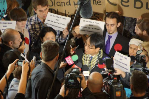 菲律宾代表团团长萨诺在华沙气候大会宣布绝食后,被媒体和声援他的NGO包围。<a target='_blank' href='http://www.chinanews.com/'>中新社</a>周锐 摄。 菲律宾代表团团长萨诺在华沙气候大会宣布绝食后,被媒体和声援他的NGO包围。<a target='_blank' href='http://www.chinanews.com/'>中新社</a>周锐 摄。