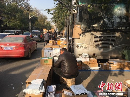 双11后，中国传媒大学外的快递占满了人行道。汤琪摄