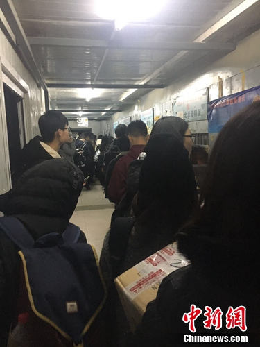 双11后，北京大学某快递点排长队取件。该校学生供图。
