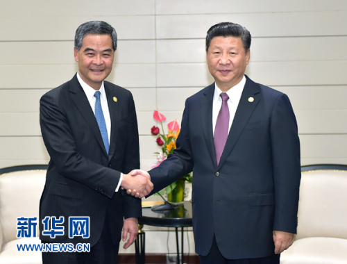 11月20日,国家主席习近平在秘鲁首都利马会见前来出席亚太经合组织第二十四次领导人非正式会议的香港特别行政区行政长官梁振英。新华社记者 李涛 摄 11月20日,国家主席习近平在秘鲁首都利马会见前来出席亚太经合组织第二十四次领导人非正式会议的香港特别行政区行政长官梁振英。新华社记者 李涛 摄