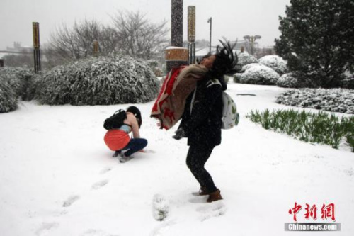 11月22日,西安迎来入冬后的首场降雪,城区一片银装素裹,温度骤降。西安市气象台22日早发布暴雪黄色预警信号,预计未来12小时西安地区部分地方降雪量将达6毫米以上;并发布道路结冰黄色预警,预计将出现对交通有影响的道路结冰。梅镱泷 摄 11月22日,西安迎来入冬后的首场降雪,城区一片银装素裹,温度骤降。西安市气象台22日早发布暴雪黄色预警信号,预计未来12小时西安地区部分地方降雪量将达6毫米以上;并发布道路结冰黄色预警,预计将出现对交通有影响的道路结冰。梅镱泷 摄 11月22日,西安迎来入冬后的首场降雪,城区一片银装素裹,温度骤降。西安市气象台22日早发布暴雪黄色预警信号,预计未来12小时西安地区部分地方降雪量将达6毫米以上;并发布道路结冰黄色预警,预计将出现对交通有影响的道路结冰。梅镱泷 摄 11月22日,西安迎来入冬后的首场降雪,城区一片银装素裹,温度骤降。西安市气象台22日早发布暴雪黄色预警信号,预计未来12小时西安地区部分地方降雪量将达6毫米以上;并发布道路结冰黄色预警,预计将出现对交通有影响的道路结冰。梅镱泷 摄