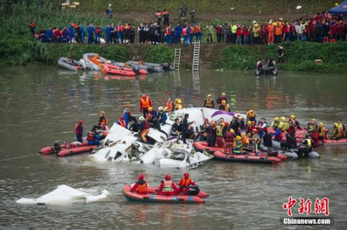 资料图:2015年2月4日上午,搭载58人的台湾复兴航空GE-235班机从台北松山机场起飞后不久坠入基隆河。<a target='_blank' href='http://www.chinanews.com/'>中新社</a>发 邵航 摄 资料图:2015年2月4日上午,搭载58人的台湾复兴航空GE-235班机从台北松山机场起飞后不久坠入基隆河。<a target='_blank' href='http://www.chinanews.com/'>中新社</a>发 邵航 摄