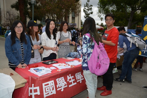 巴沙迪那学院中国学生会摆设摊位,为大批新来的中国同学咨询服务。(美国《世界日报》/丁曙 摄) 巴沙迪那学院中国学生会摆设摊位,为大批新来的中国同学咨询服务。(美国《世界日报》/丁曙 摄)