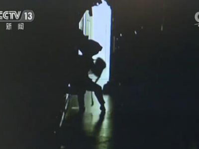 扒手翻动乘客行李 扒手翻动乘客行李